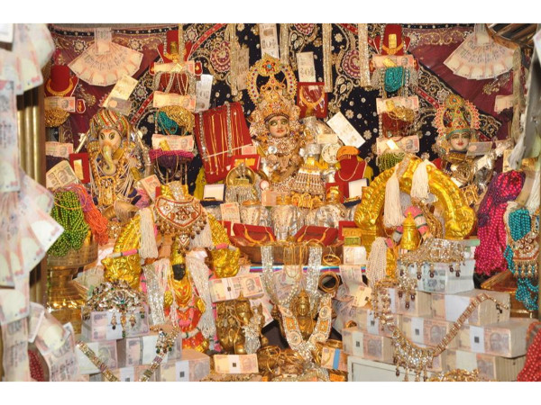 'బంగారం' ను ప్రసాదంగా ఇచ్చే మహాలక్ష్మి దేవాలయం !! 'బంగారం' ను ప్రసాదంగా ఇచ్చే మహాలక్ష్మి దేవాలయం !!