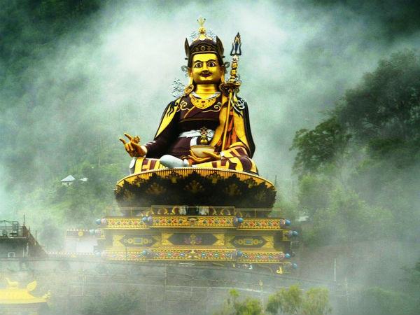 పది ఎత్తైన విగ్రహాలు