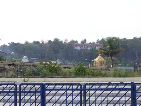 వజ్రాలు పొదిగిన ఒక కిరీటం