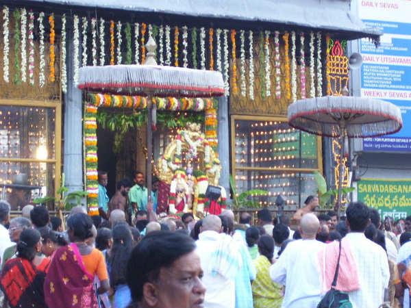 శ్రీకృష్ణ దేవరాయల విగ్రహాలు