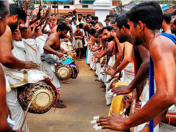 ఏనుగుల ఘీంకారాలు - భక్తుల నృత్యాలు !