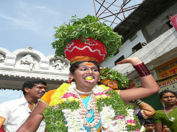 పూనాకం వచ్చిన మహిళ
