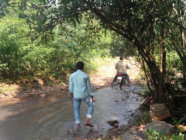 ప్రయాణంలో వాగులు, వంకలు దాటుతూ