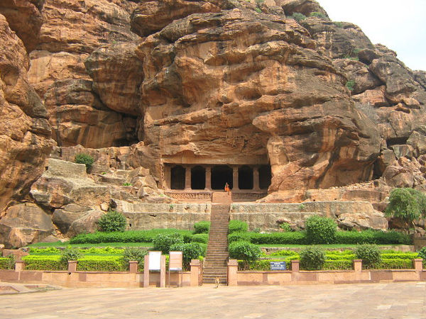 బాదామి గుహలు