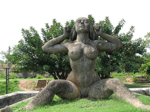 యక్షి విగ్రహం, మలంపూజ