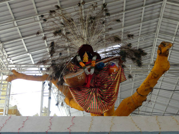 పసుపుకొమ్ము మీద కూర్చున్న సరస్వతి దేవి పసుపుకొమ్ము మీద కూర్చున్న సరస్వతి దేవి