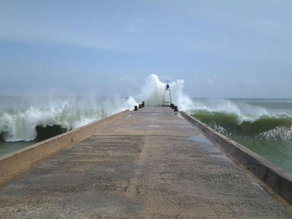 కొలచెల్ హార్బర్ వద్ద ఎగిసిపడుతున్న అలలు కొలచెల్ హార్బర్ వద్ద ఎగిసిపడుతున్న అలలు