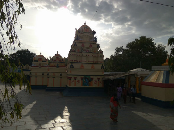 ఆలయం లోపలి దృశ్యం ఆలయం లోపలి దృశ్యం