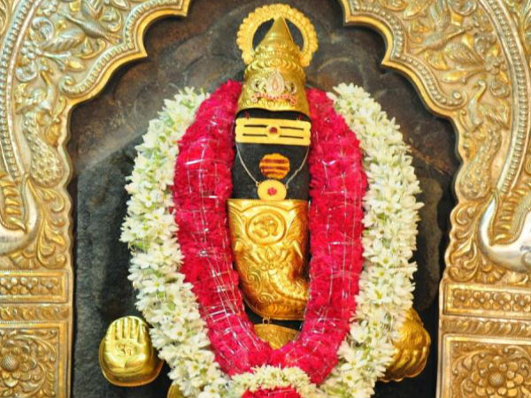 ఆలయం పడమటి గోడలో అమర్చిన గణపతి విగ్రహం నాభిలో వజ్రం