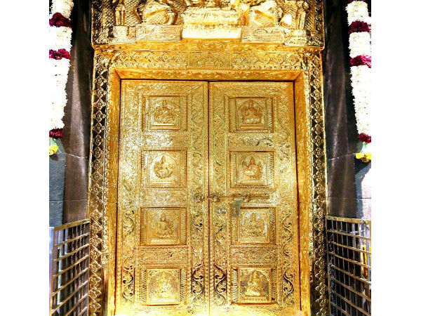 దుర్గాదేవి ఆలయంలో