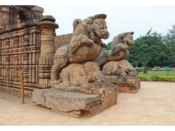 ఆలయ ప్రవేశం వద్ద