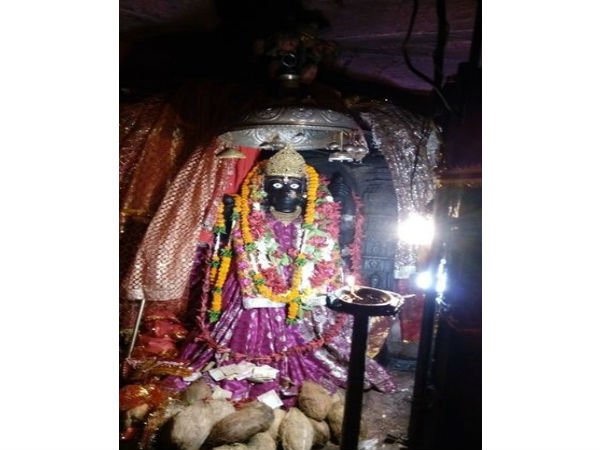 పూజలు అందుకుంటున్న మా దంతేశ్వరి పూజలు అందుకుంటున్న మా దంతేశ్వరి