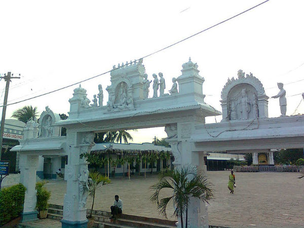గుడి ప్రాంగణం