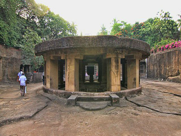 13. పాత ఆలయానికి చెందిన నిర్మాణాలు