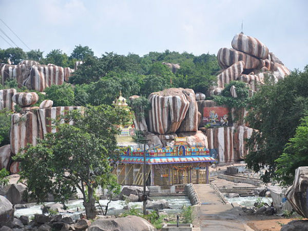 10. ఏడుపాయల దుర్గ భవాని గుడి