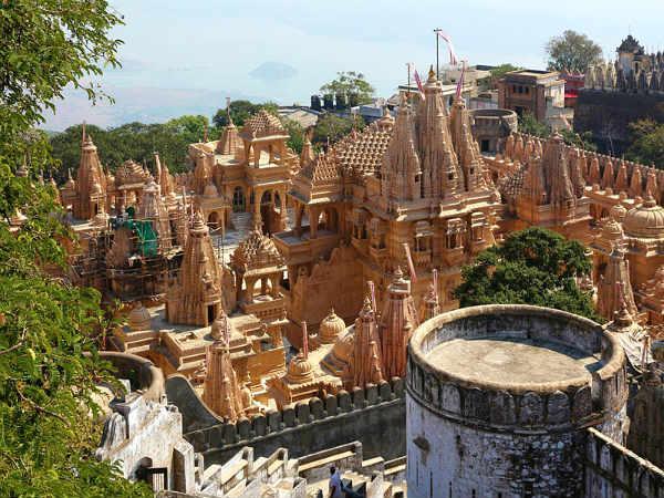 2. పాలరాతితో చెక్కిన 3000 ఆలయాలు