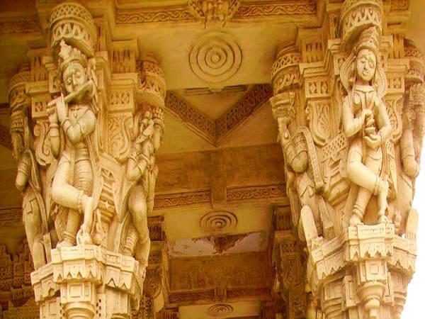 8. కొండపై అనేక దేవాలయాలు