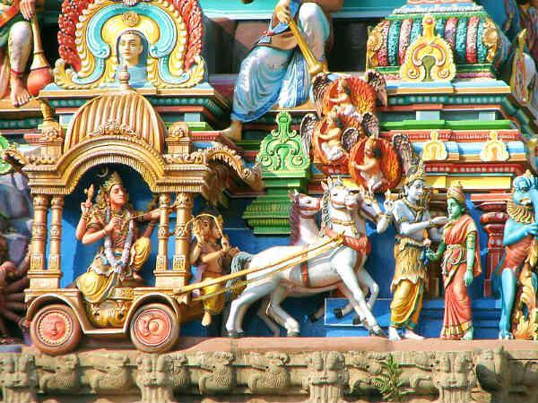 7. అందమైన చెక్కడాలు