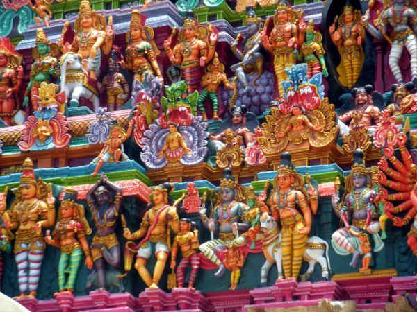 8. గోడలపై డిజైన్ లు, నగిషీ చెక్కడాలు