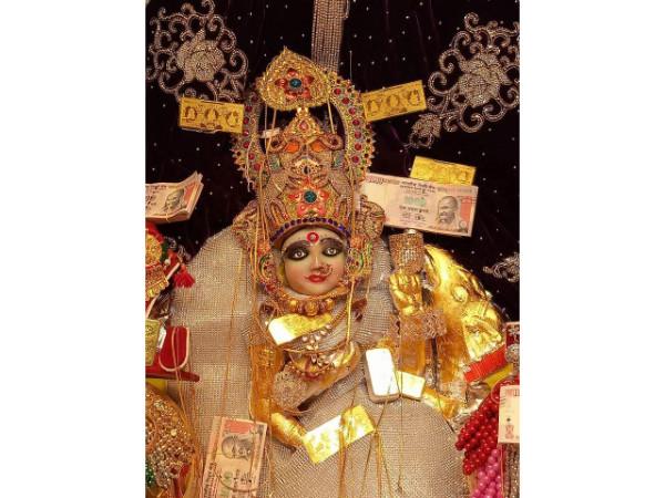 ఆ గుళ్ళో బంగారం, వెండి వస్తువులే ప్రసాదం !