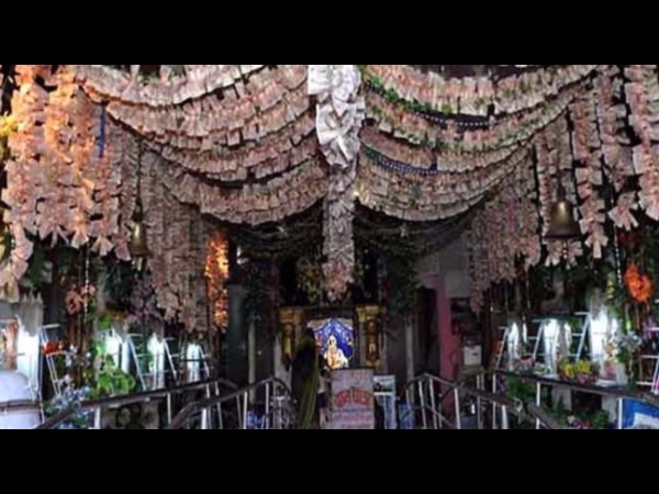 ఆ గుళ్ళో బంగారం, వెండి వస్తువులే ప్రసాదం !
