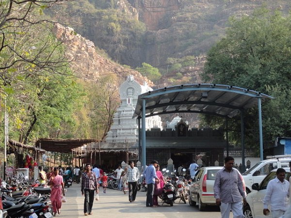 కోనేటి చుట్టూ