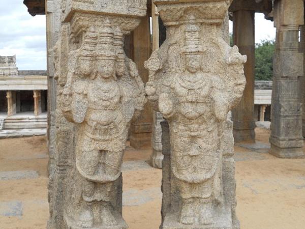 2. ఏడు పడగల విగ్రహం