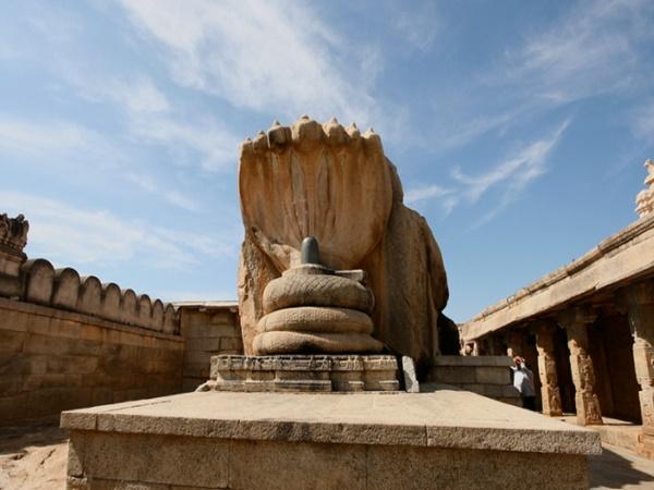 15. రాతి స్తంభాల పైన డిజైన్స్