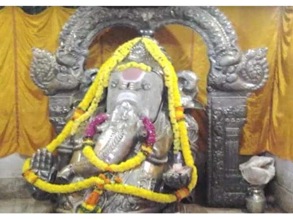 18. శివపార్వతుల శిల్పం
