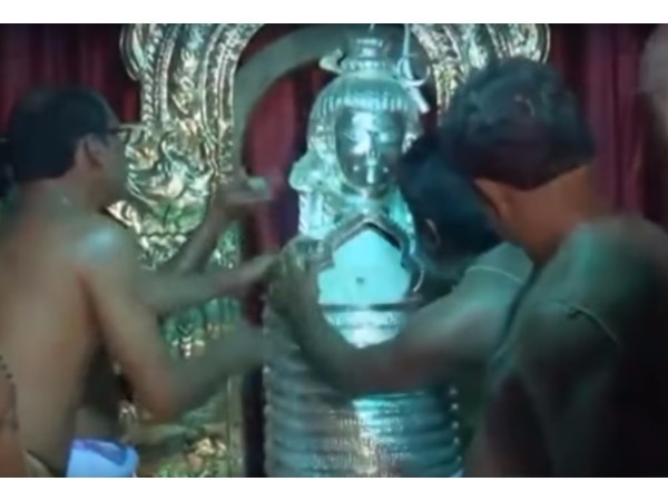 10. తలభాగం నుంచి సగం వరకు పగిలిపోయిన శిల