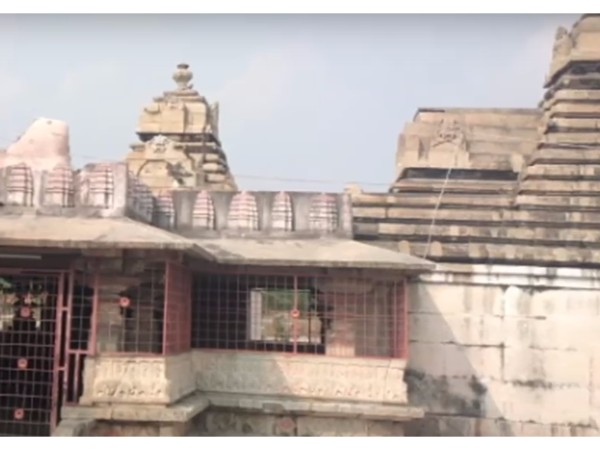 గుడిలో దాగిఉన్న నీడ రహస్యం