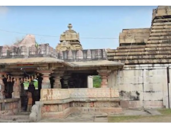 గుడిలో దాగిఉన్న నీడ రహస్యం