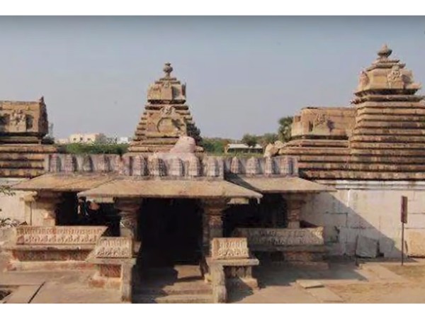 గుడిలో దాగిఉన్న నీడ రహస్యం