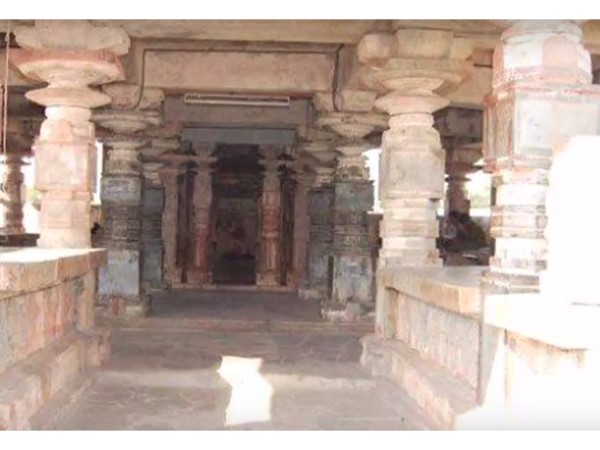 గుడిలో దాగిఉన్న నీడ రహస్యం