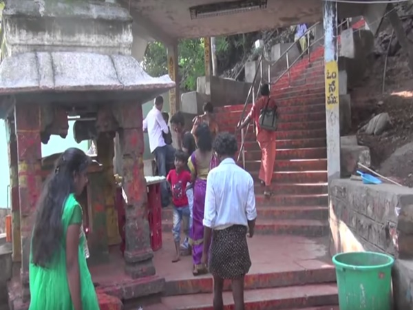 8. ప్రపంచవ్యాప్తంగా భక్తులు