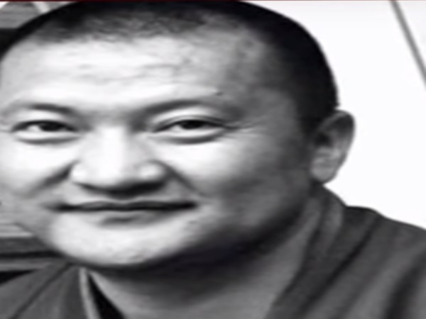 పలువురు బౌద్ధ సన్యాసులు