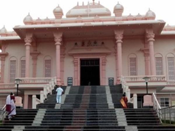 క్రీడలలో పోటీ చేసే పిల్లలు