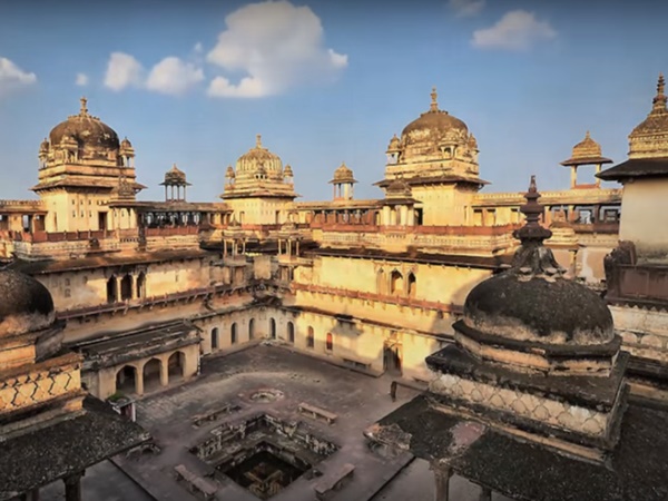 చుట్టుప్రక్కల గ్రామస్థులు చెప్పినావినకుండా