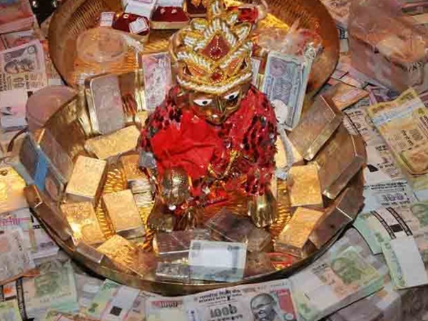 భక్తులకు బంగారం ప్రసాదంగా పెట్టే గుడి ఎక్కడుందో తెలుసా.!
