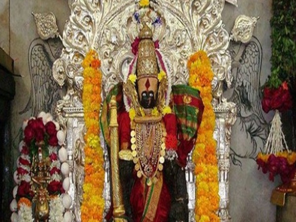 భక్తులకు బంగారం ప్రసాదంగా పెట్టే గుడి ఎక్కడుందో తెలుసా.!