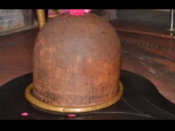 శివుడి అడుగుల చుట్టూ నిర్మించబడింది