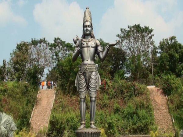 ఆలయ గర్భగుడి లోని ఒక దైవీకమైన పిల్లి