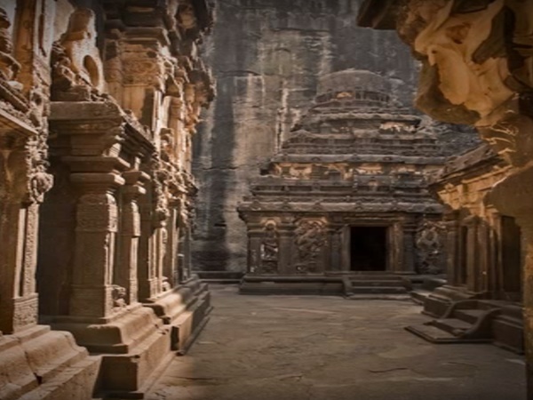అద్భుత శివలింగం వున్న ఆలయం