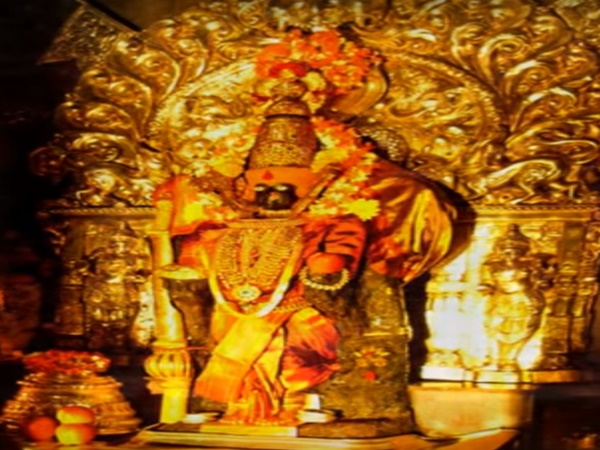 జెంస్టోన్స్ తో తయారుచేయబడిన 40కిలోల బరువున్న లక్ష్మీదేవి విగ్రహం