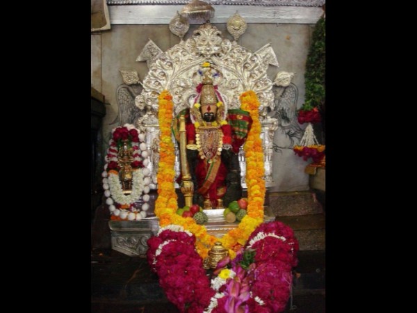 జెంస్టోన్స్ తో తయారుచేయబడిన 40కిలోల బరువున్న లక్ష్మీదేవి విగ్రహం
