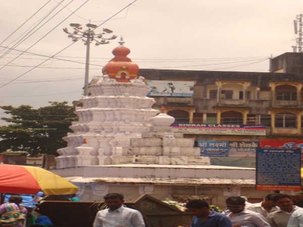 జెంస్టోన్స్ తో తయారుచేయబడిన 40కిలోల బరువున్న లక్ష్మీదేవి విగ్రహం
