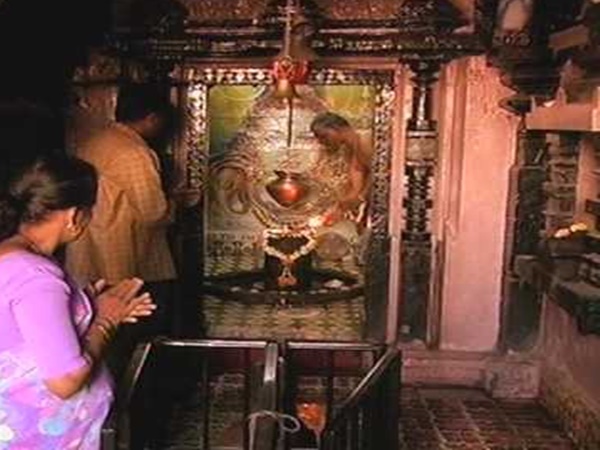 జెంస్టోన్స్ తో తయారుచేయబడిన 40కిలోల బరువున్న లక్ష్మీదేవి విగ్రహం