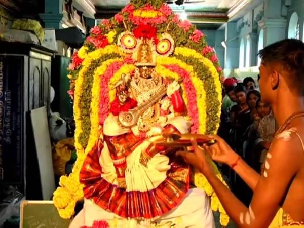 తెల్ల తామర మీద కూర్చునియున్న సరస్వతీదేవి