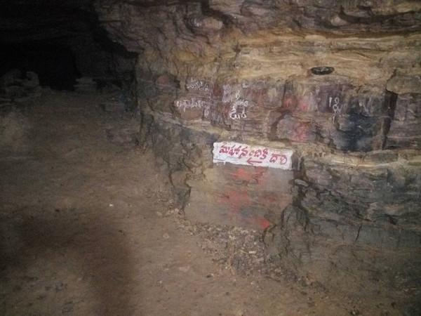 గుహలో వివిధ ప్రాంతాలకు వెళ్ళవచ్చు