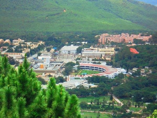 గాలిగోపురం నుండి కిందకు చూస్తే ..